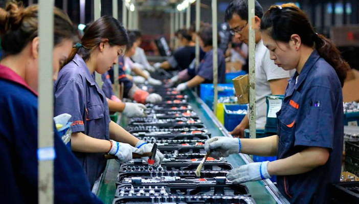 La producción fabril china decepciona, frustrando esperanzas de una rápida recuperación