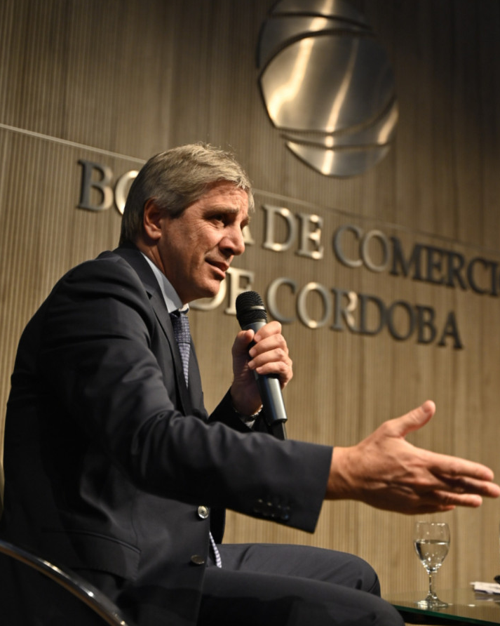 Caputo expuso en la Bolsa de Comercio de Córdoba: dialogó con empresarios y escuchó sugerencias