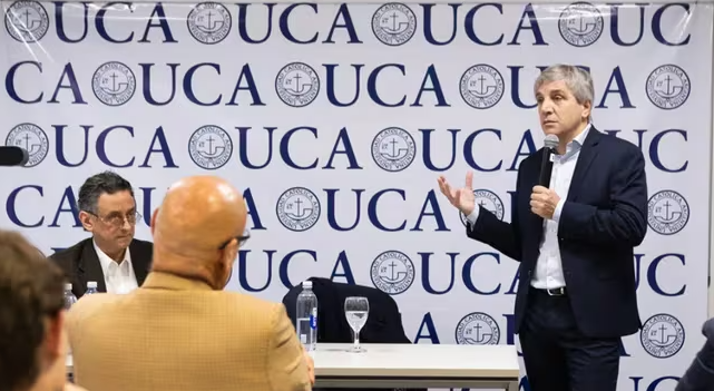 Caputo en la UCA anuncio la baja del impuesto PAIS en septiembre
