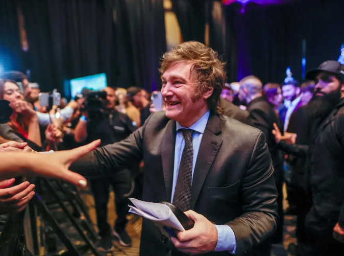 Bloomberg: Con todas las penurias, los argentinos igual apoyan la cirugía mayor de Milei a la economía