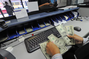 Los ahorristas venden dólares en los bancos