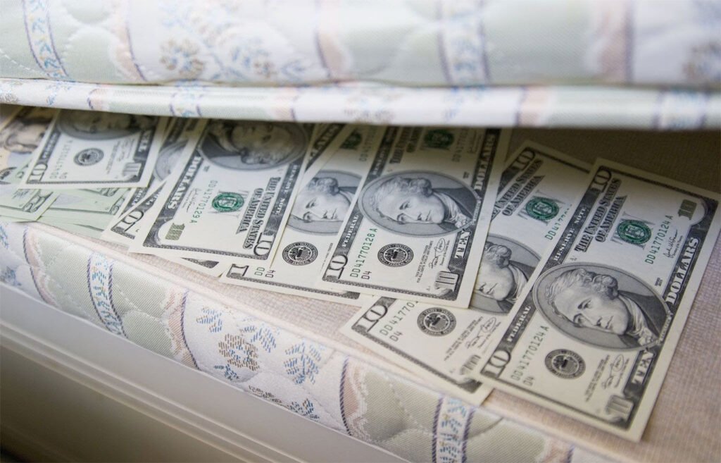 El colchón tiene mucho menos dólares