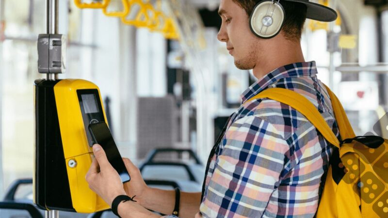Casi un millón de personas al día paga el transporte con tarjetas y código QR