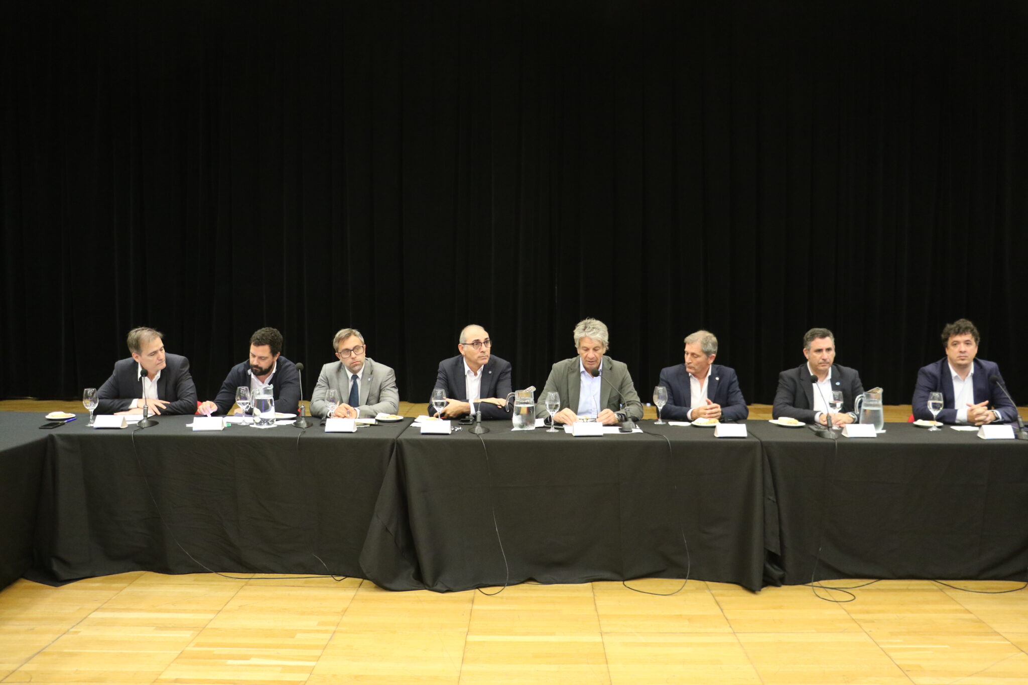 Políticas productivas se analizaron en la Bolsa rosarina con el equipo económico nacional