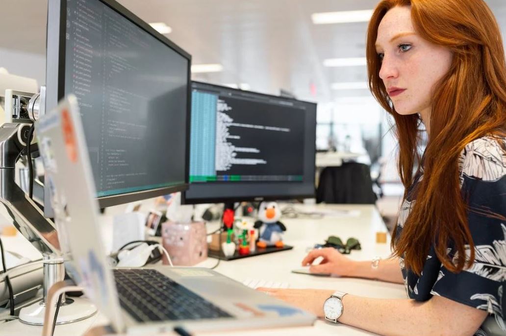 La industria del software creció en empleo y participación femenina