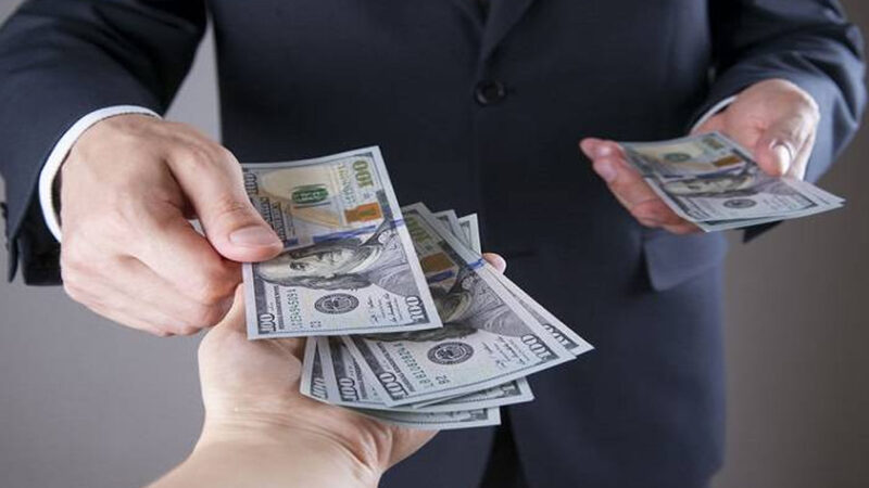 El salario pretendido en dólares