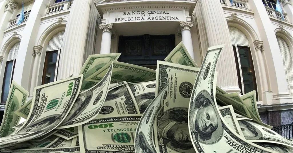 Las compras del BCRA sostienen a los Globales pero persiste la tensión en pesos